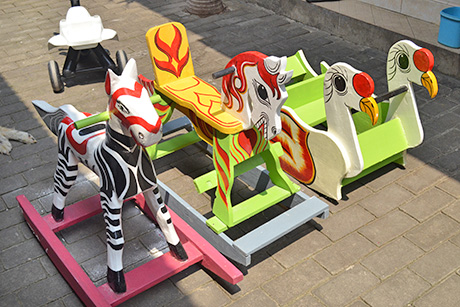 Aneka mainan kuda kayu yang dijual di Toko 28 Surabaya