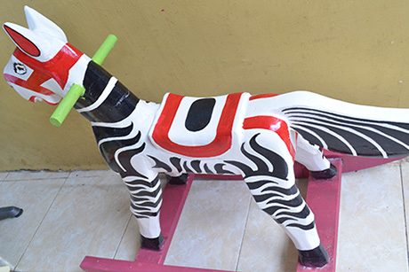 Toko mainan anak spesialis kuda kayu di Surabaya, ada 5 model mainan kuda-kudaan.