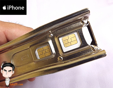 Bagian atas untuk memotong kartu ke micro, sedangkan bagian bawah untuk memotong ke nano