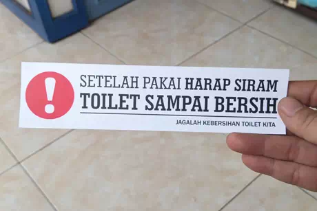 Sticker tulisan setelah pakai, harap siram toilet sampai bersih.